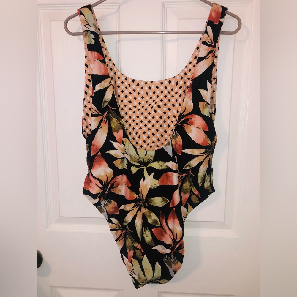 Volcom 1 piece bathing suit (S) - Picture 2 of 5